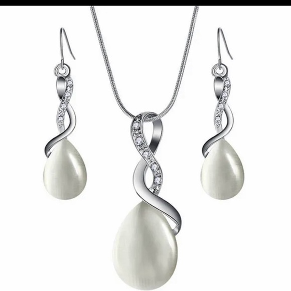 Jewelry - Elegant Silver and Pearl Jewelry Set
